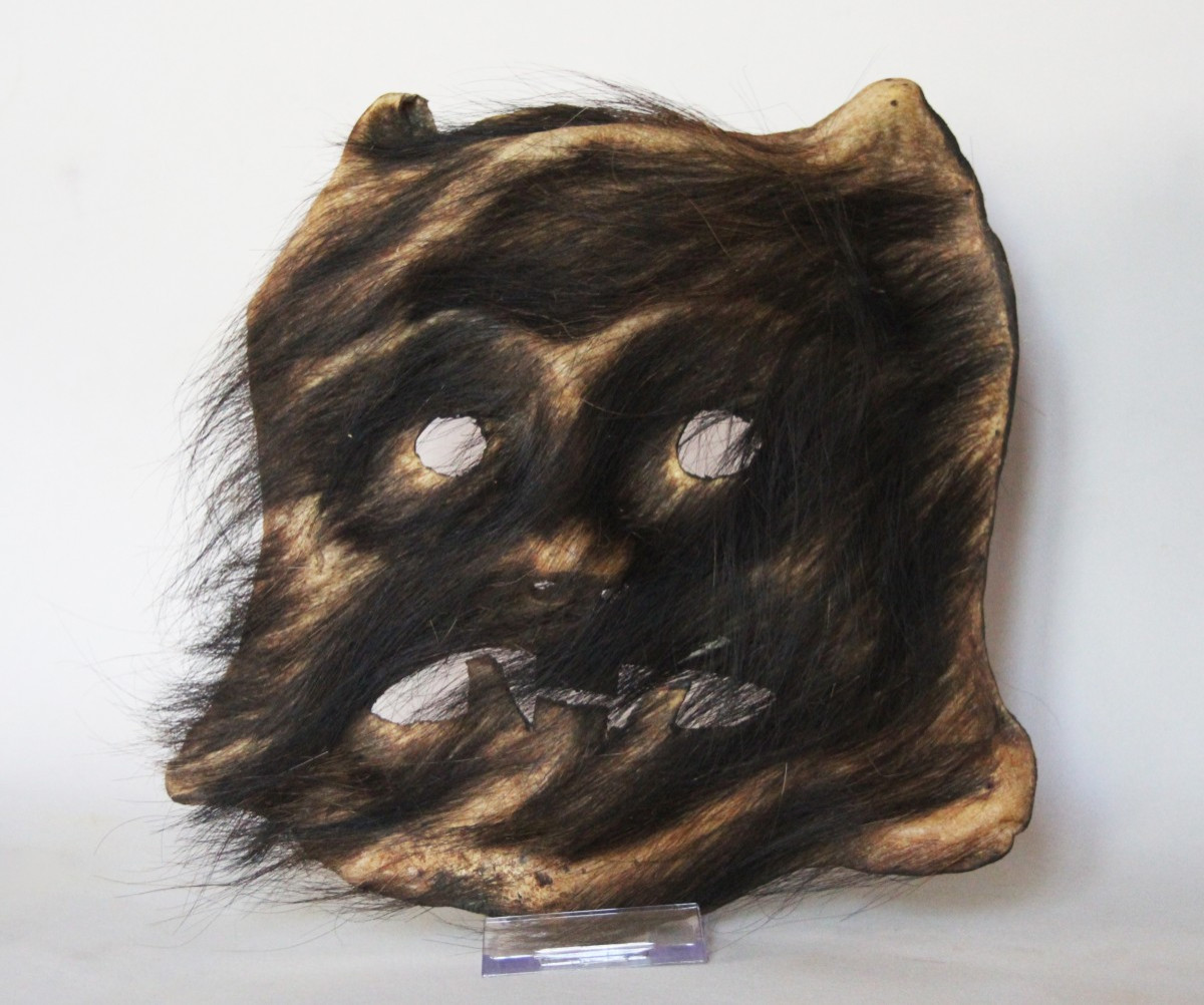 Maschera sciamanica Tamang, dal Nepal, in pelle di yak.