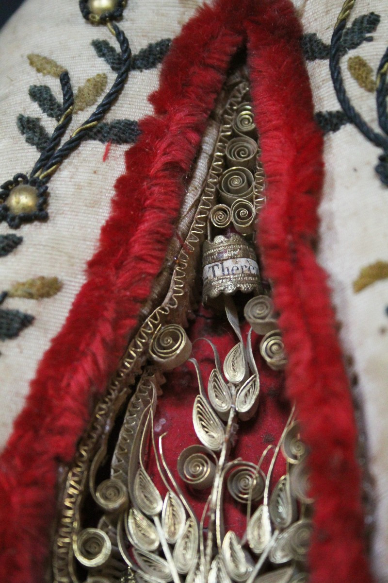 Reliquiario paperolles XIX secolo a forma di vulva.-photo-1