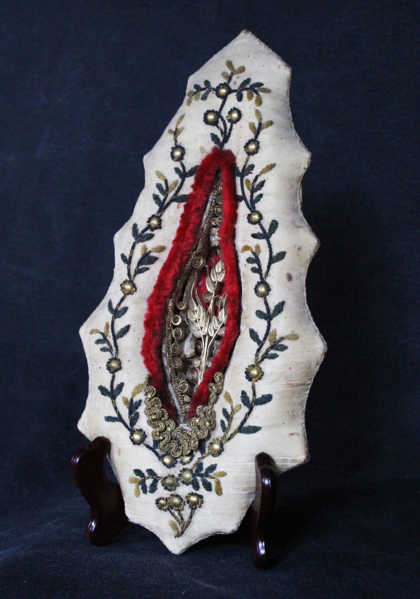 Reliquiario paperolles XIX secolo a forma di vulva.-photo-4