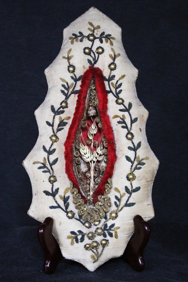 Reliquiario paperolles XIX secolo a forma di vulva.