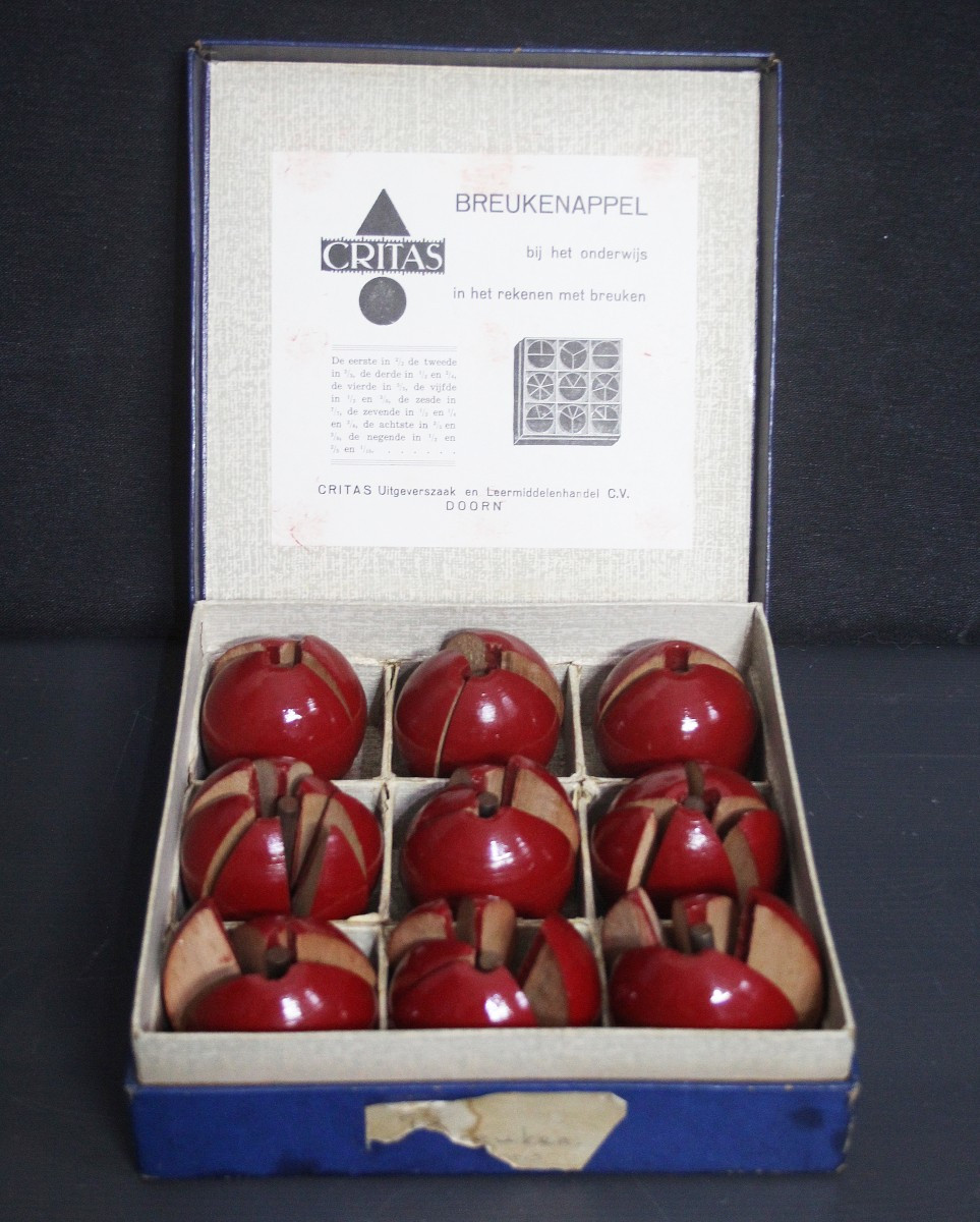Set didattico di “Breukenappels” (Mele delle frazioni) – Critas, Doorn, ca. 1920