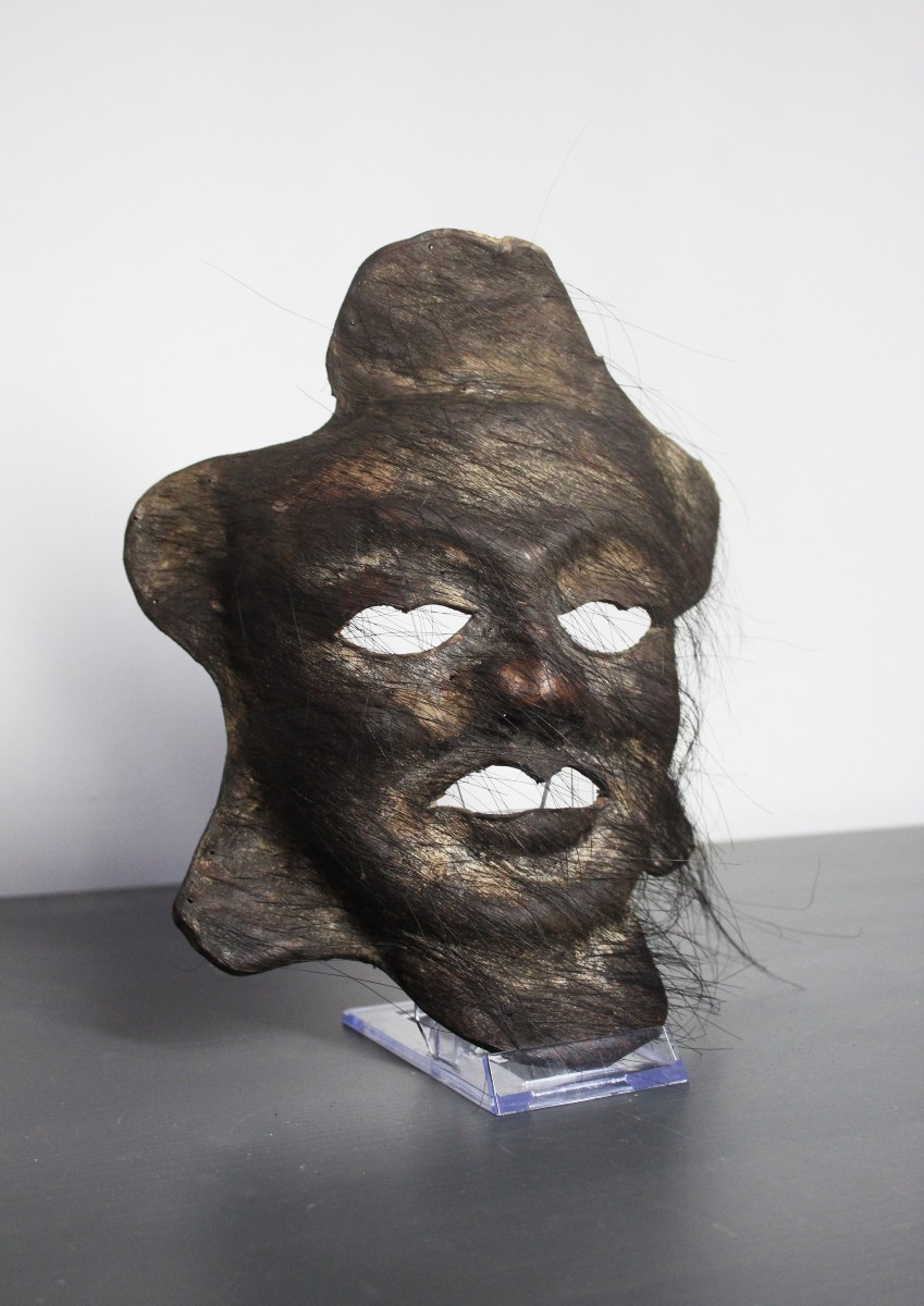 Maschera sciamanica dall'Himalaya, in pelle di yak.