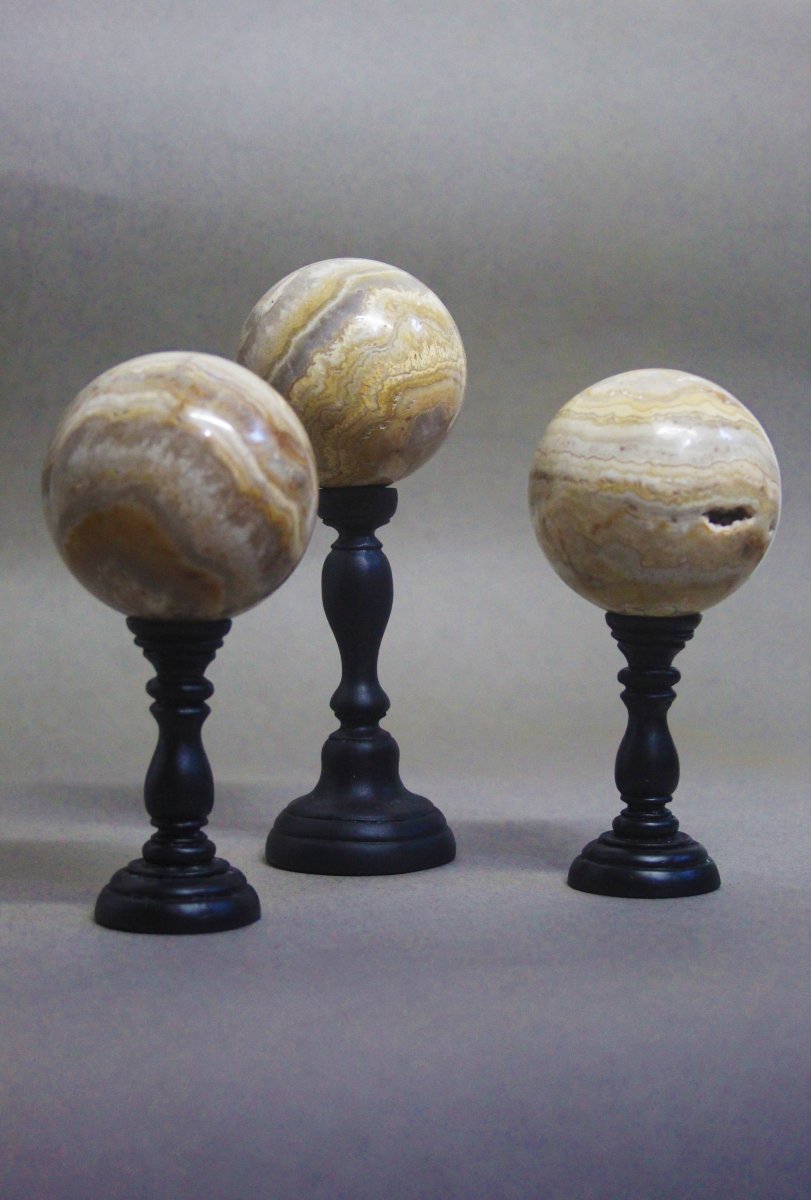 Set di tre sfere di agata su basi personalizzate