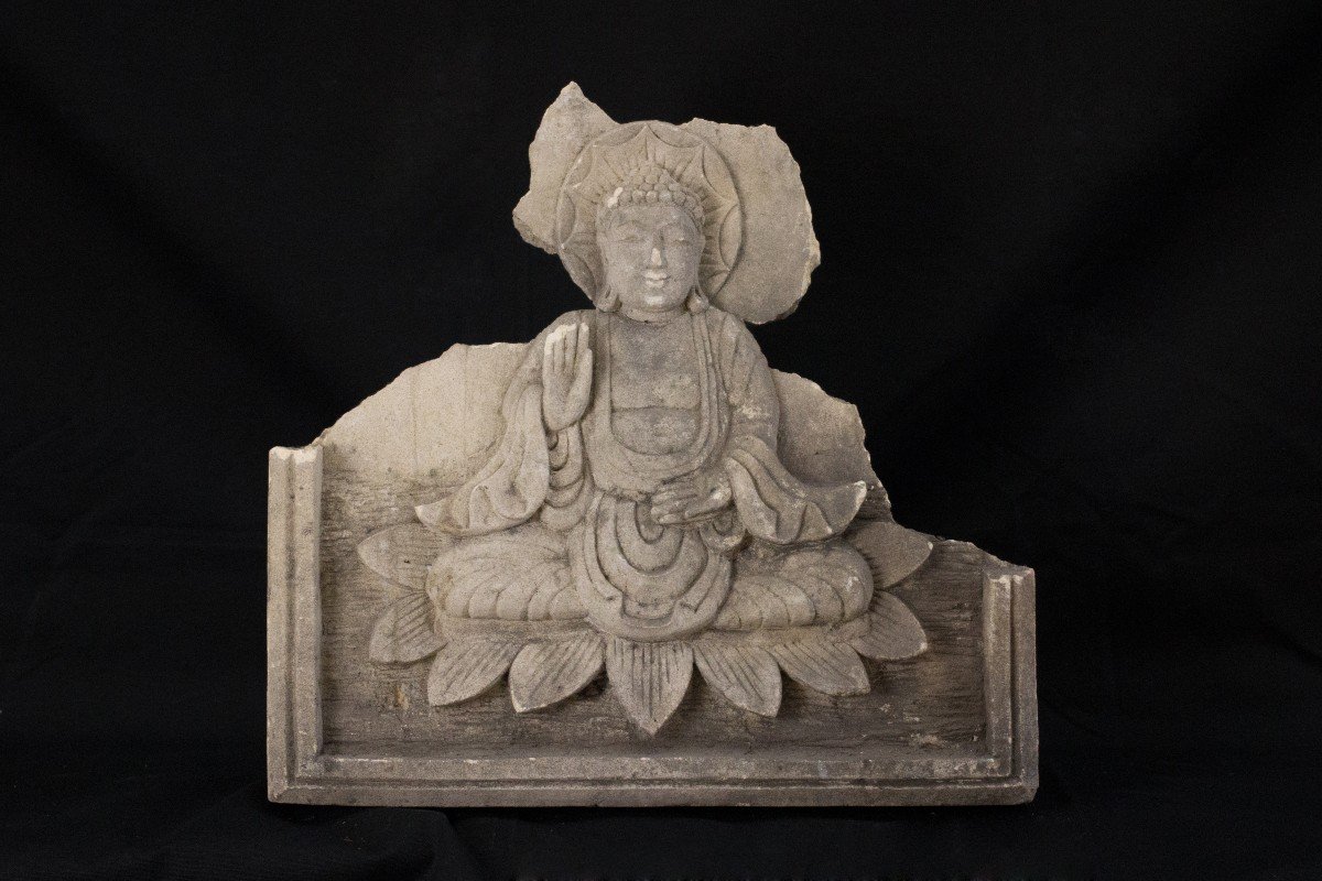 Budda in rilievo sul fiore di loto