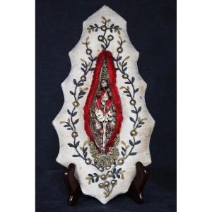 Reliquiario paperolles XIX secolo a forma di vulva.
