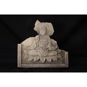 Budda in rilievo sul fiore di loto