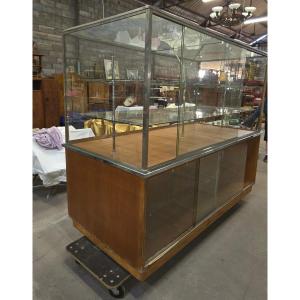 Important Central Display Case Of 1930s Jewelry