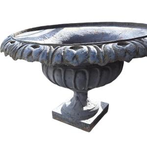 Important Cast Iron Medici Bowl From The Late 19th Century, Originating From The Garden Of A Bourgeois House. 