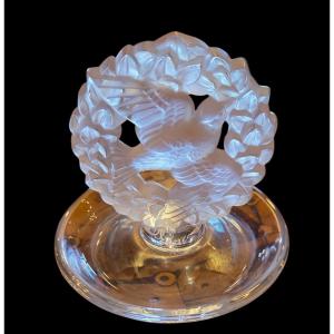  Lalique Baguier In Molded Crystal Decorated With A Dove In A Garland, Signed. H. 8,