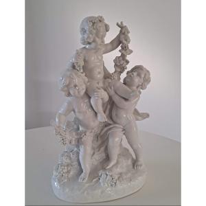 White Porcelain Group "three Grape Harvesting Loves" After A. De Ranieri
