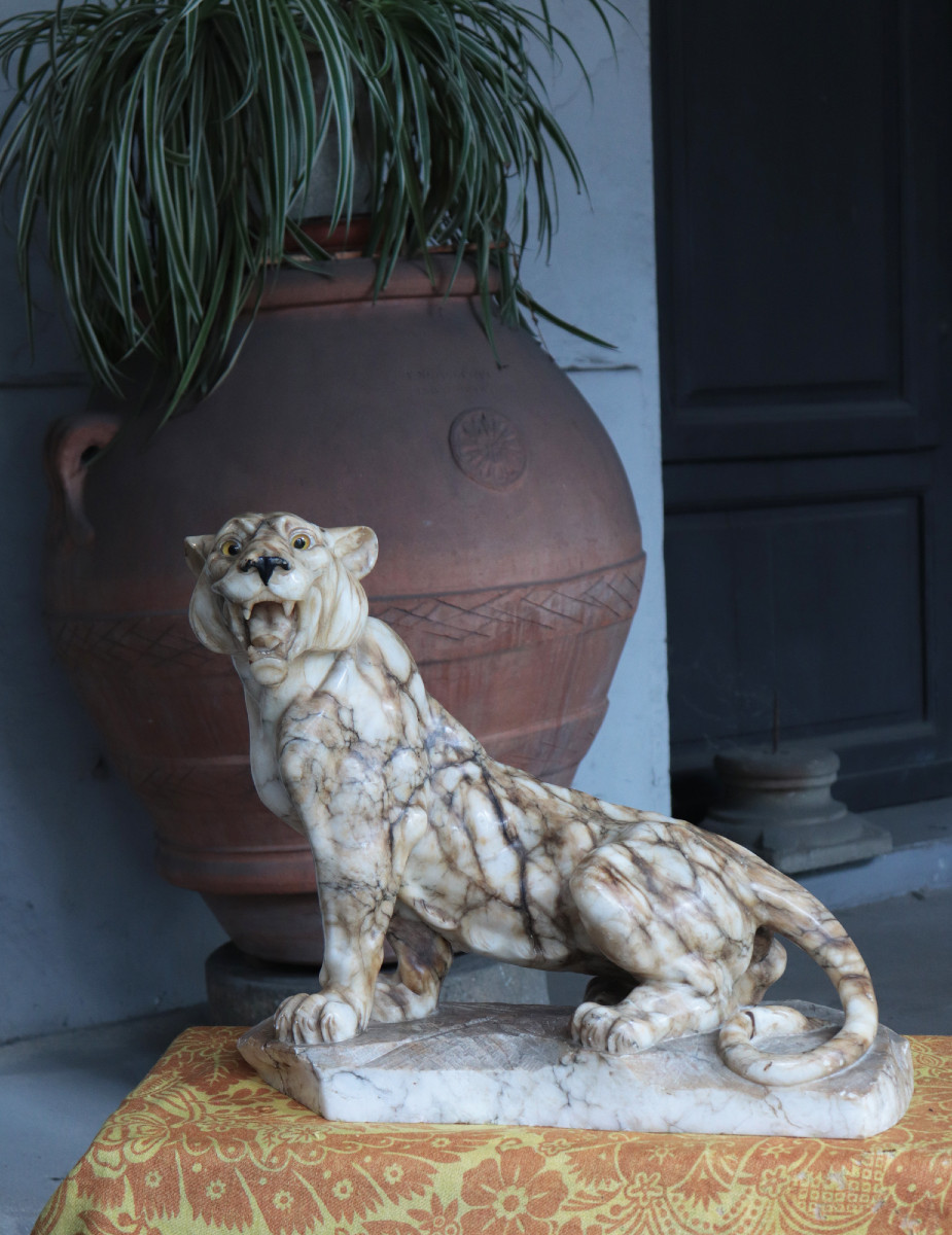 Scultura animalier in alabastro: Pantera, inizi '900