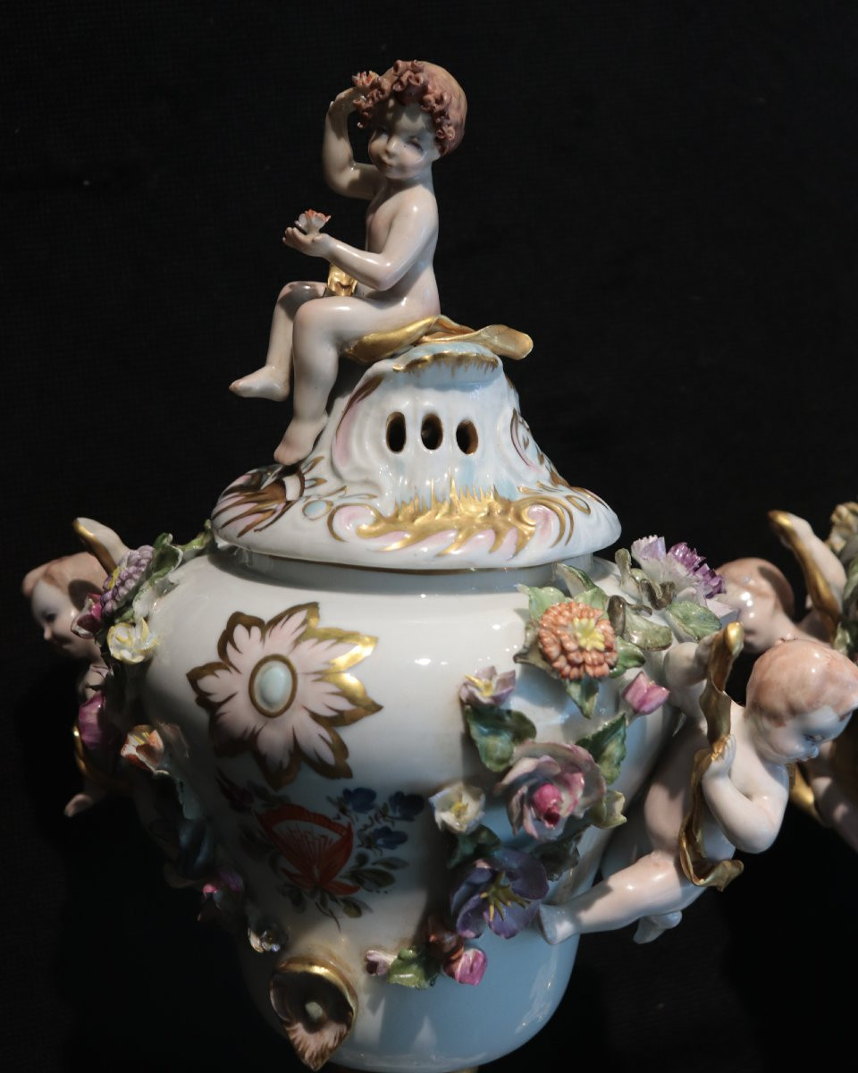 Coppia di vasi in porcellana "Capodimonte", sec. 19°-photo-1