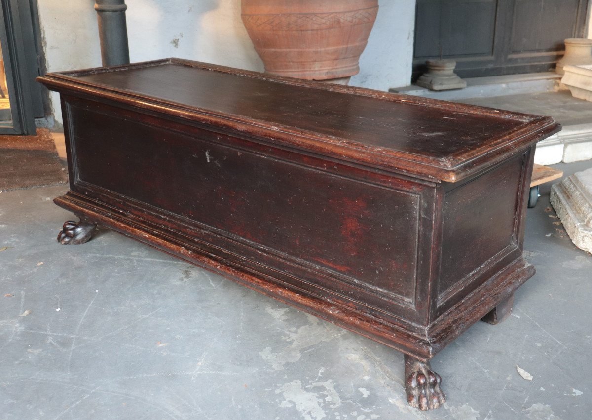 Cassapanca in noce, Toscana, sec. XVII