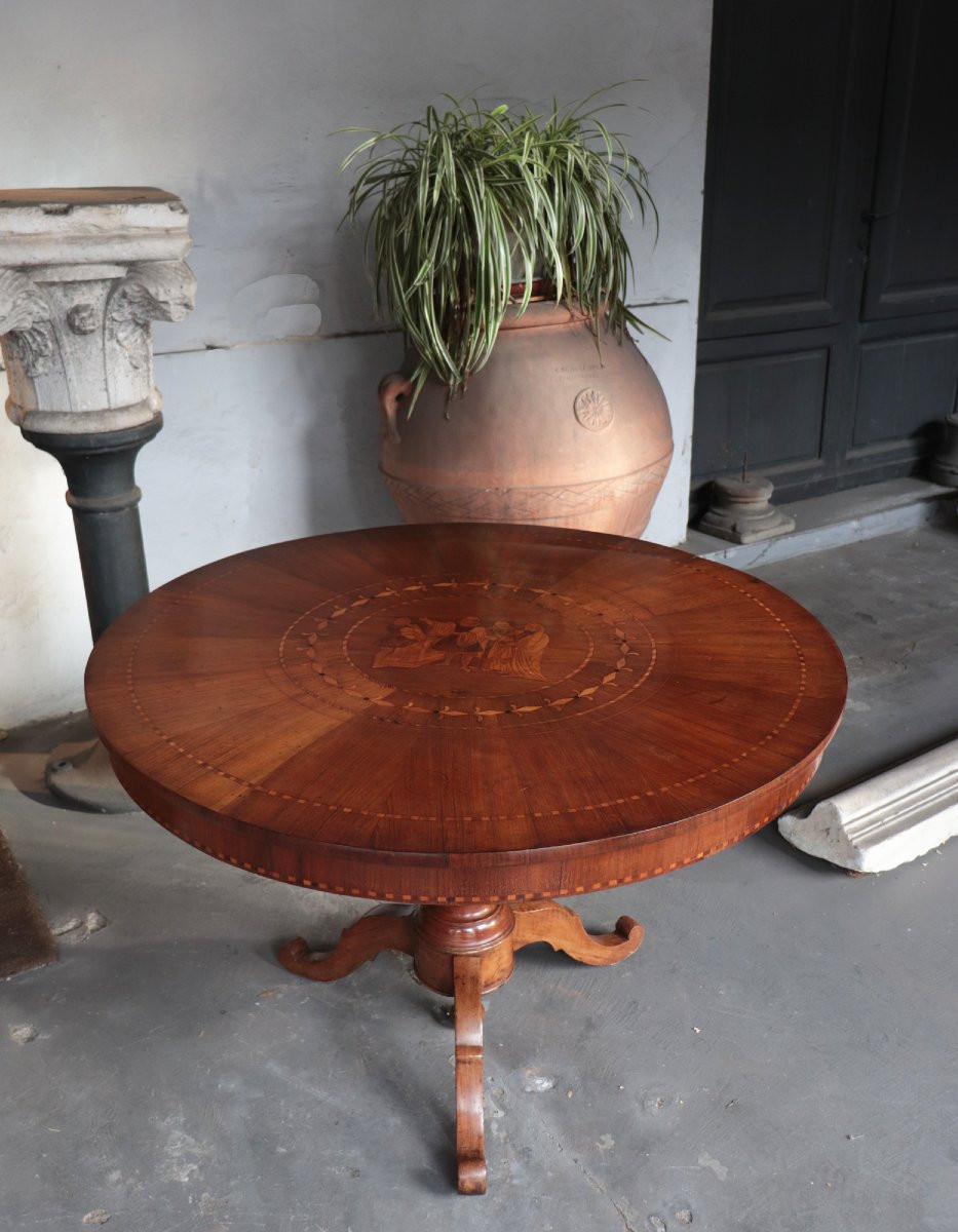 Tavolo tondo Intarsiato con figure, '800-photo-2