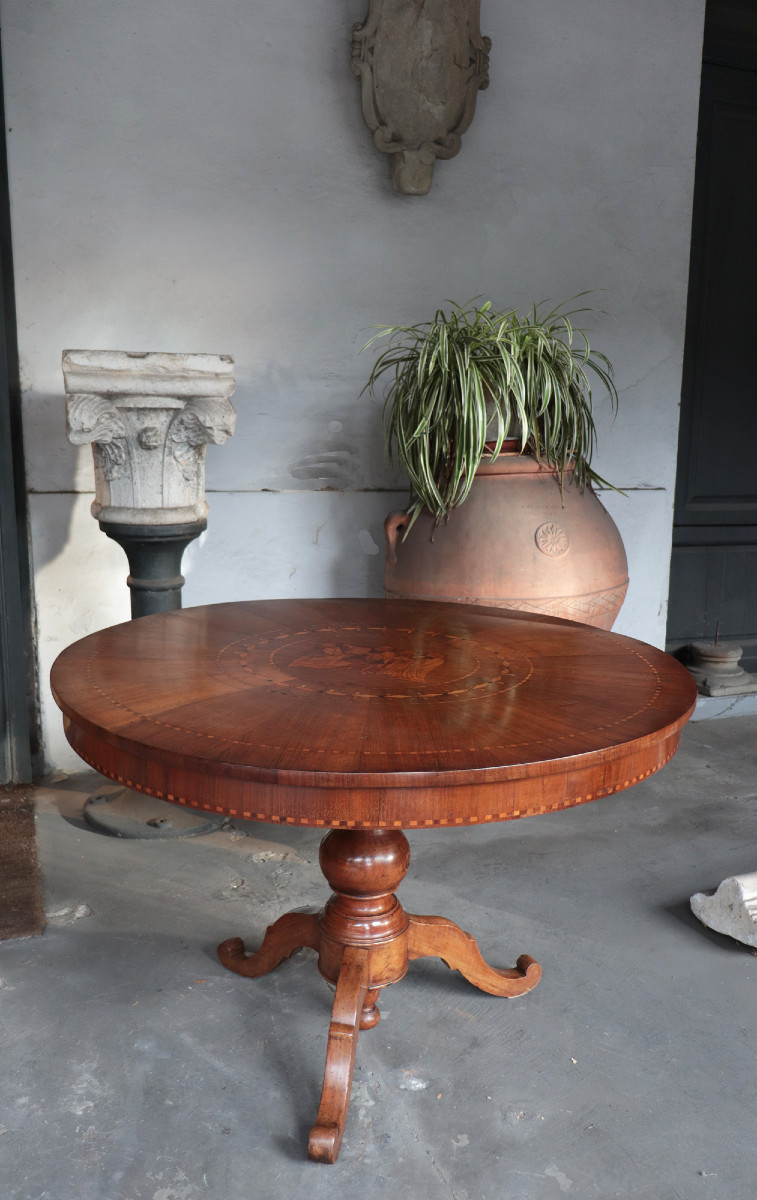 Tavolo tondo Intarsiato con figure, '800