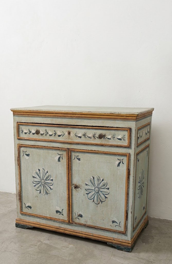 Credenza laccata, Toscana, 700