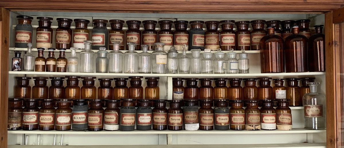Stock di 77 bottiglie da farmacia in vetro soffiato,1925/1960