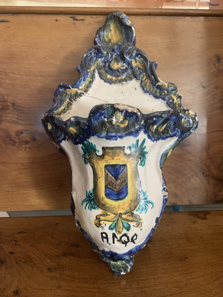Acquasantiera da parete, in maiolica, Sud Italia,18esimo secolo
