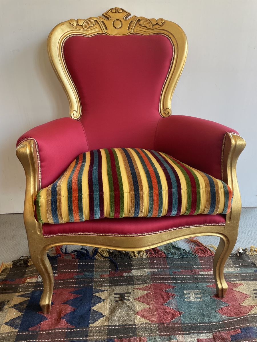 Poltrona Umbertina dorata, rivestita con velluto Etro