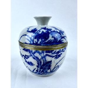 18th Century Chinese Porcelain Covered Pot