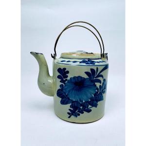 Chinese Porcelain Teapot, 19th Century
