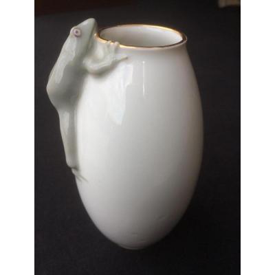 Vase With Frogs