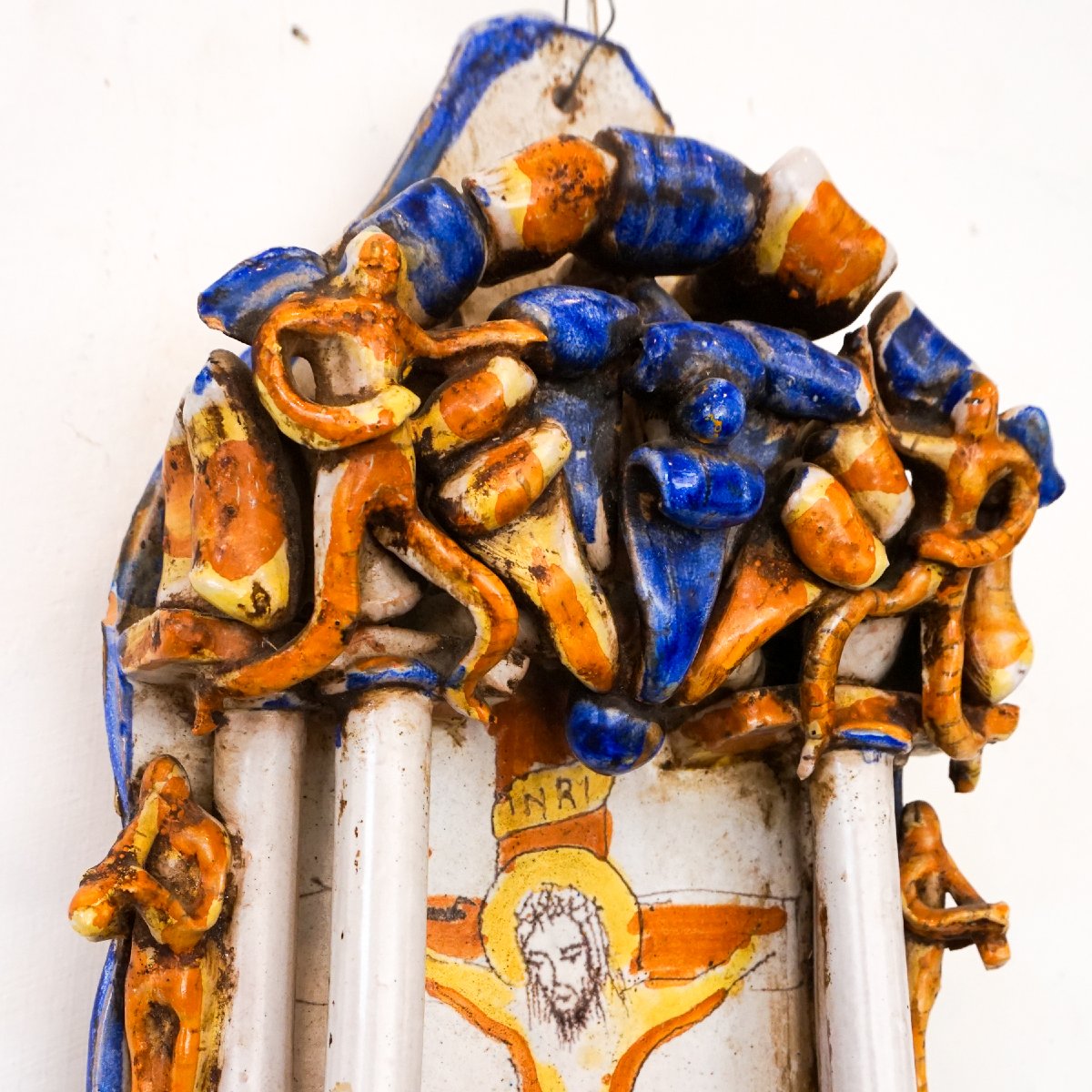Acquasantiera policroma in ceramica, manifattura campana, XVIII secolo-photo-1