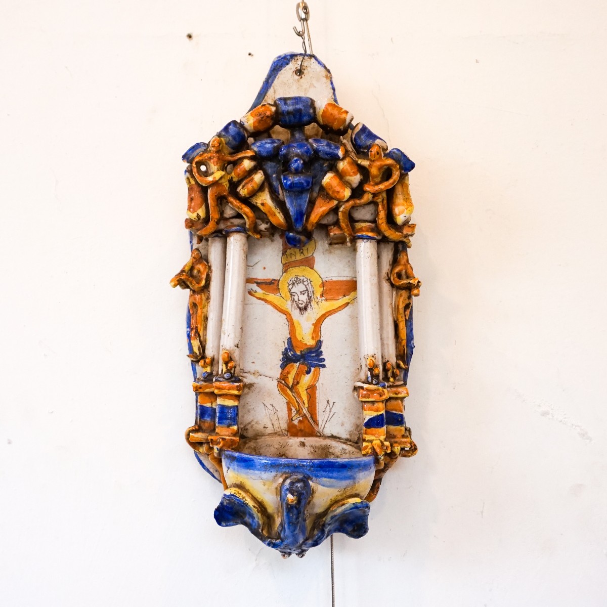 Acquasantiera policroma in ceramica, manifattura campana, XVIII secolo