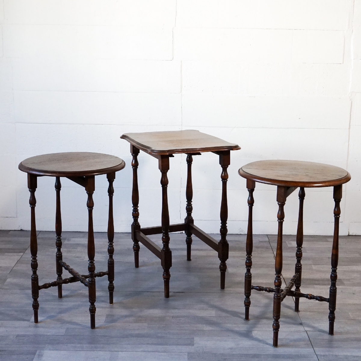 Set Vittoriano Inglese di Tre Tavolini a Nido – Originale XIX Secolo