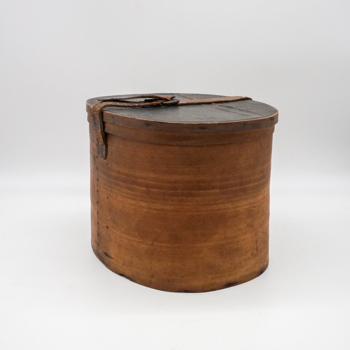 Cappeliera francese ovale in legno piegato con coperchio rivestito in cuoio, XIX secolo-photo-3
