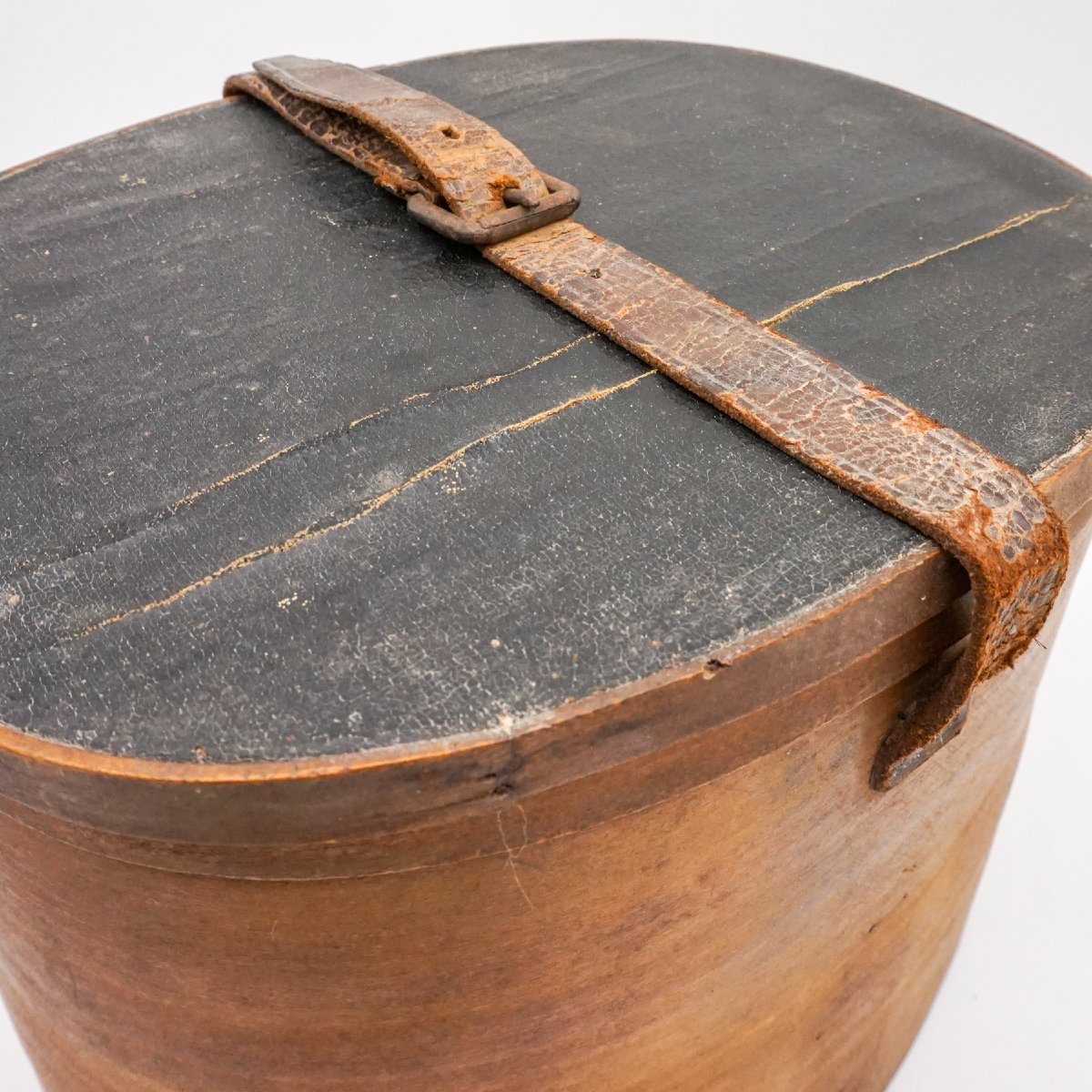 Cappeliera francese ovale in legno piegato con coperchio rivestito in cuoio, XIX secolo-photo-6