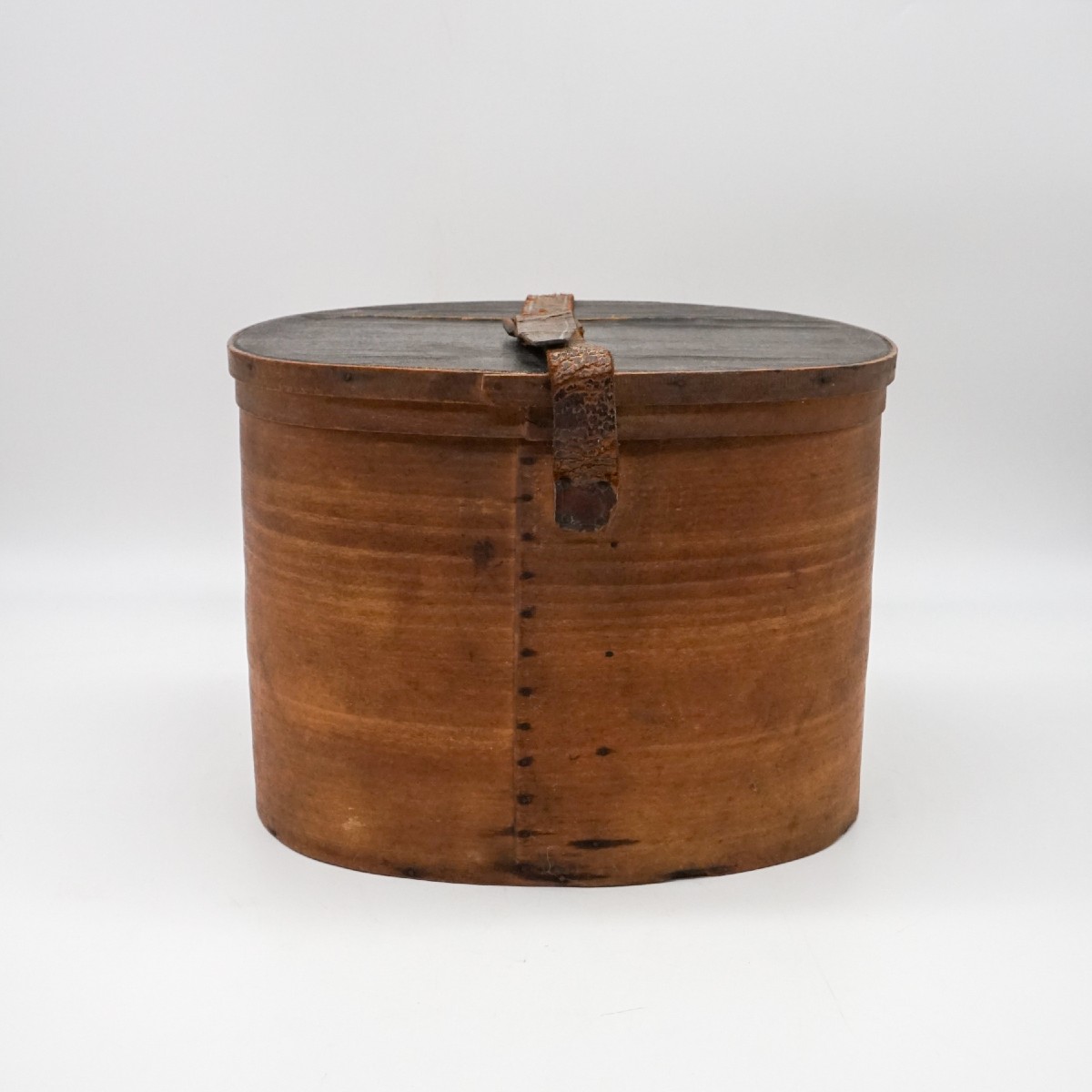 Cappeliera francese ovale in legno piegato con coperchio rivestito in cuoio, XIX secolo