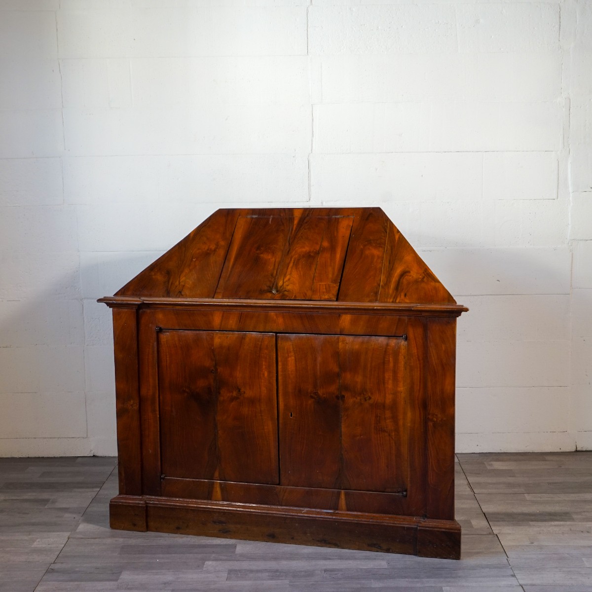 Angoliera antica in noce con stipo a ribalta – Italia, prima metà XIX secolo