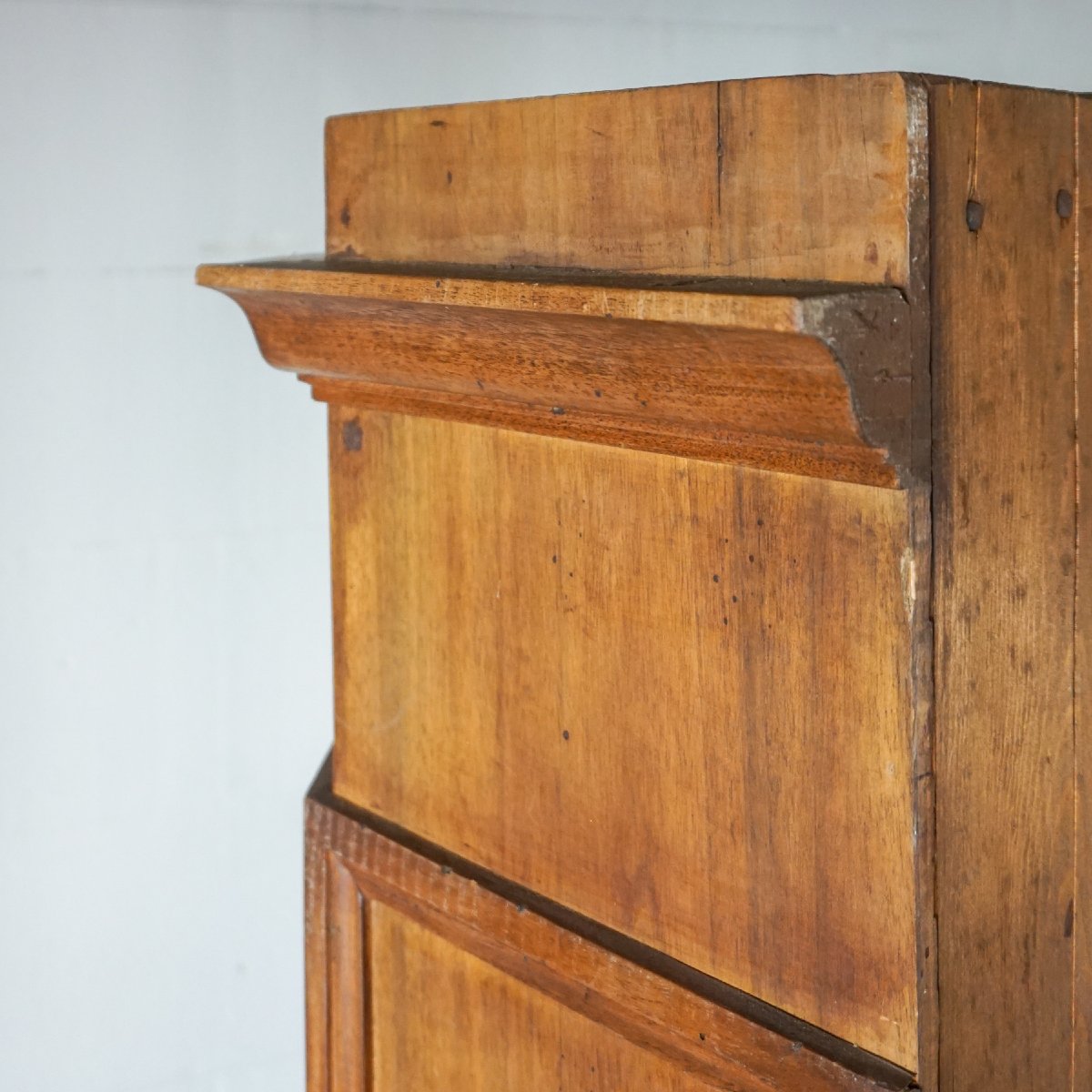 Antico copri porta in noce trasformato in armadio – Italia, XVIII / XIX secolo-photo-2