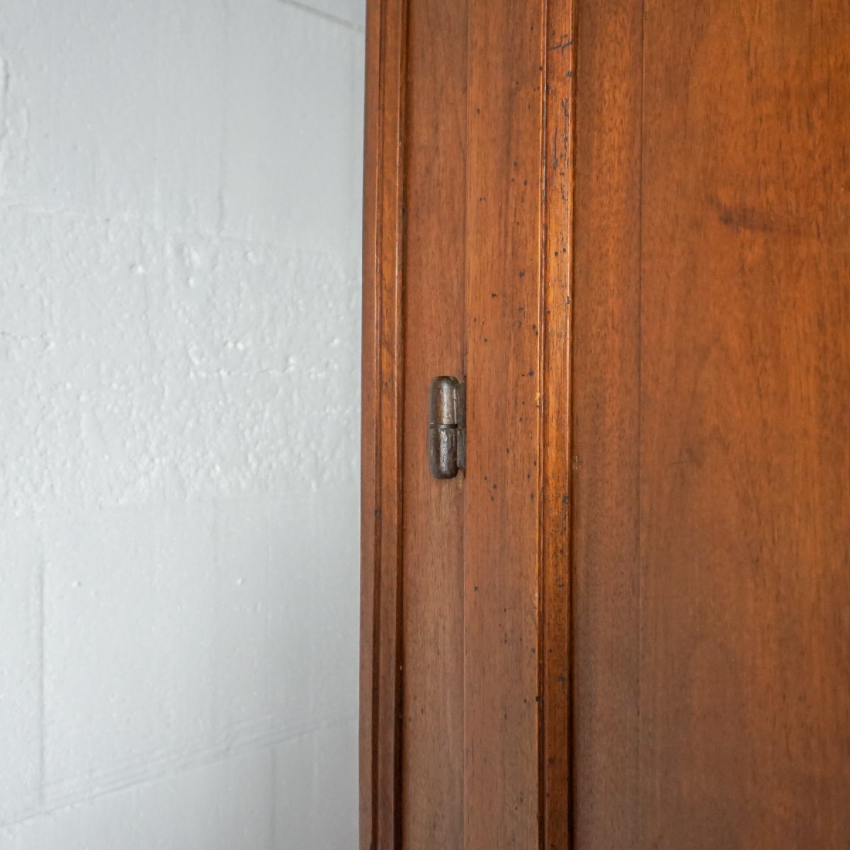 Antico copri porta in noce trasformato in armadio – Italia, XVIII / XIX secolo-photo-4