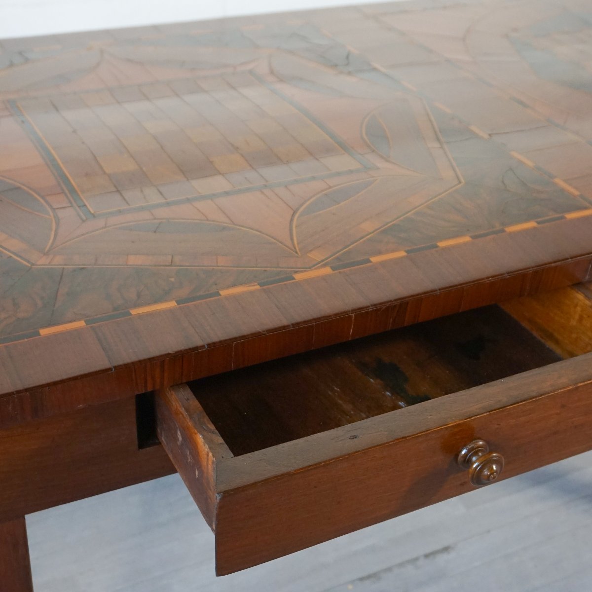 Tavolo antico da gioco con ricco piano intarsiato – Italia, metà XIX secolo-photo-6