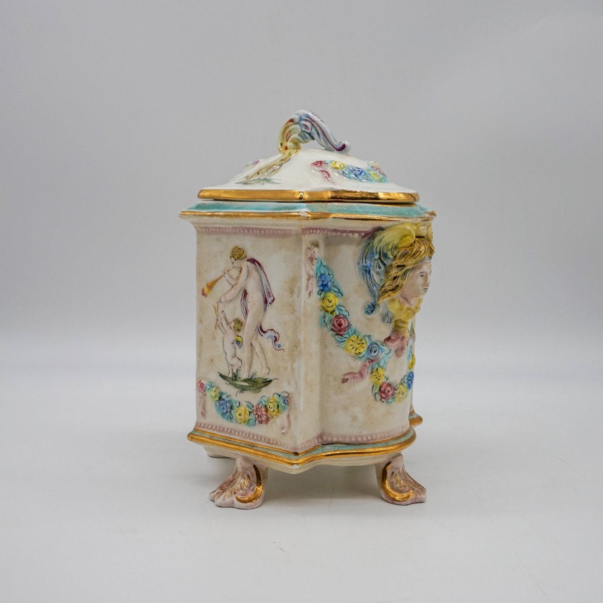 Vaso Capodimonte con coperchio in porcellana decorata a rilievo – Italia, XX secolo-photo-2