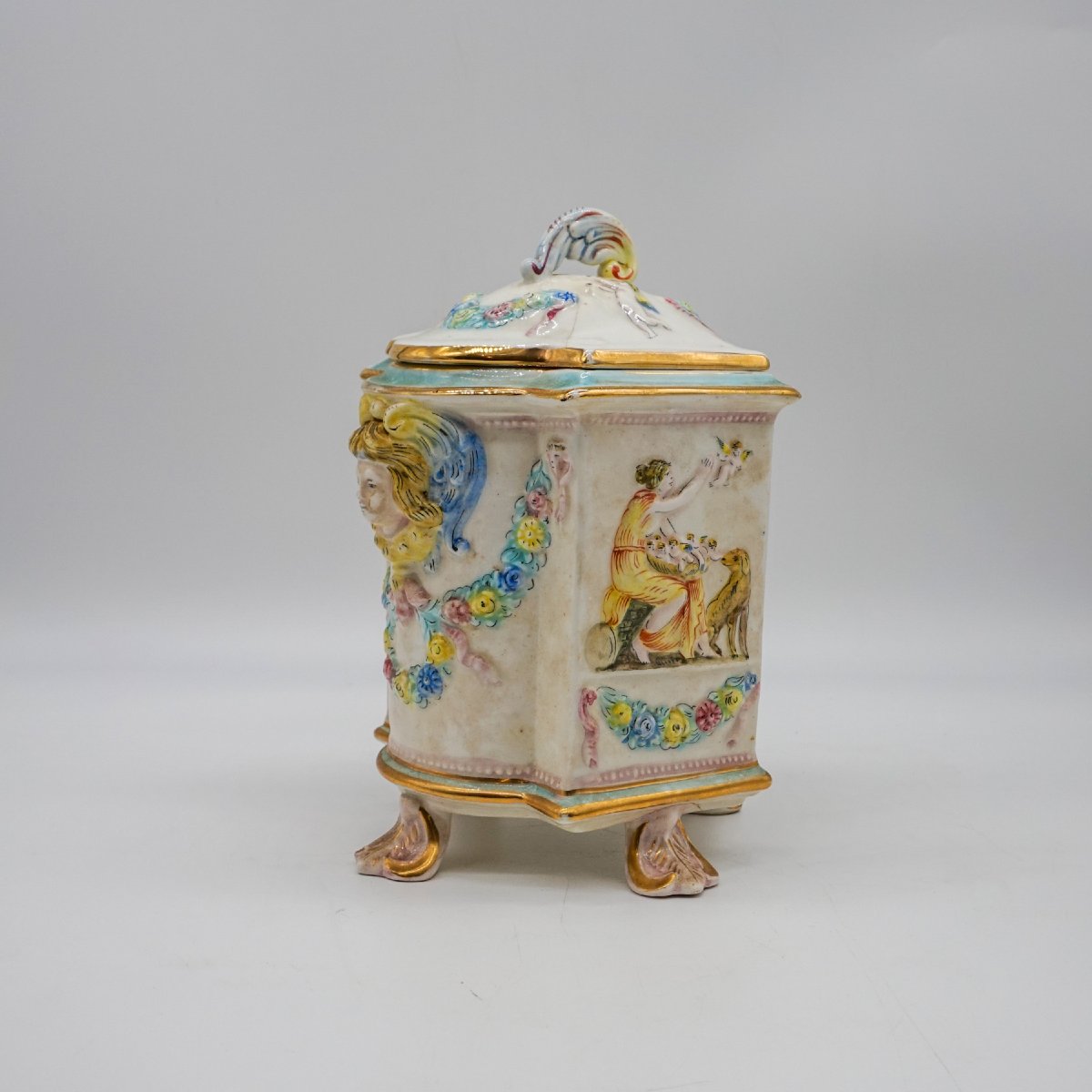 Vaso Capodimonte con coperchio in porcellana decorata a rilievo – Italia, XX secolo-photo-3