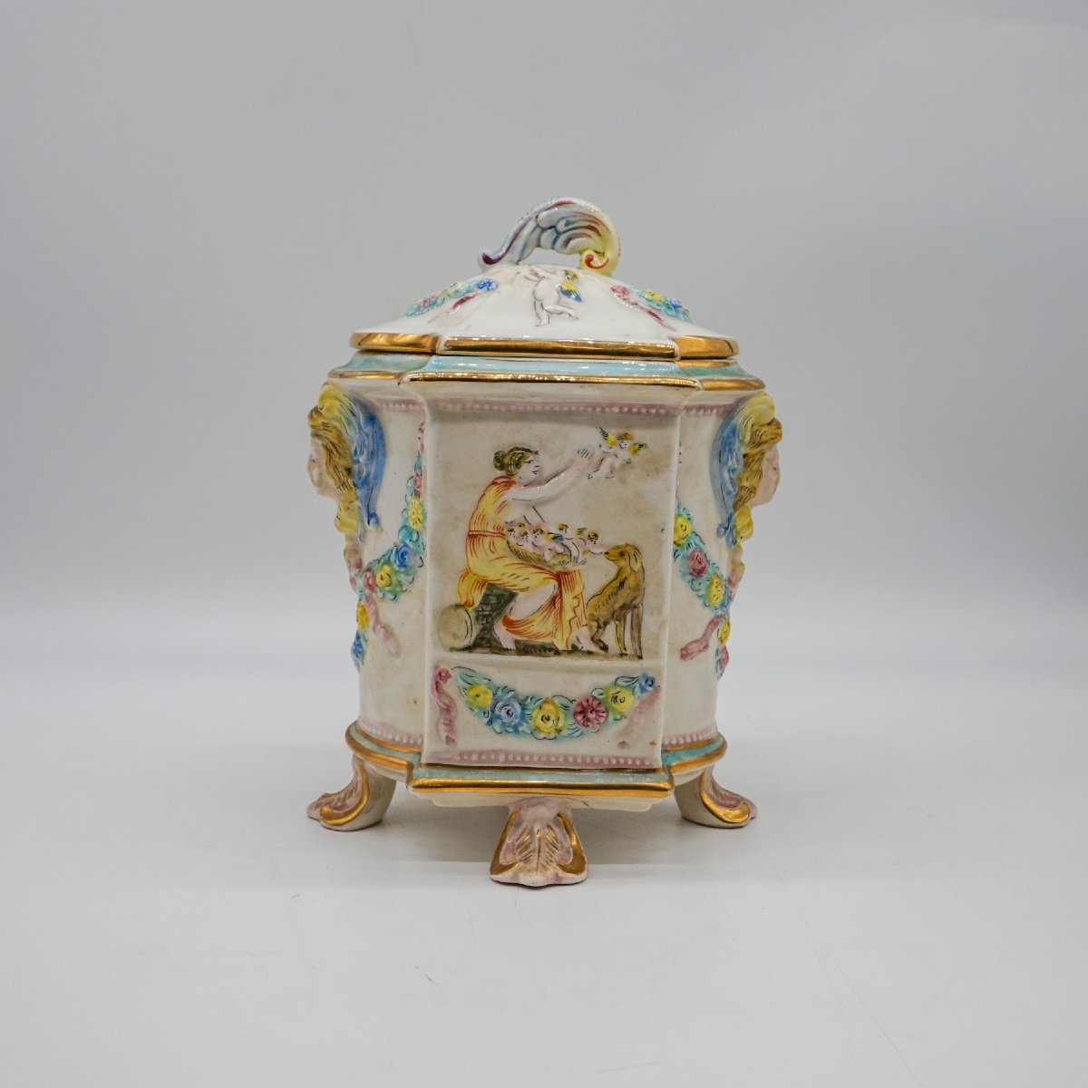 Vaso Capodimonte con coperchio in porcellana decorata a rilievo – Italia, XX secolo-photo-4