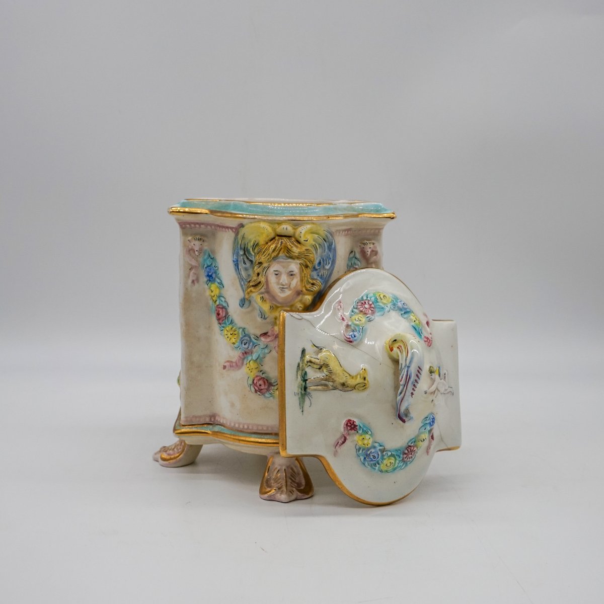 Vaso Capodimonte con coperchio in porcellana decorata a rilievo – Italia, XX secolo-photo-1