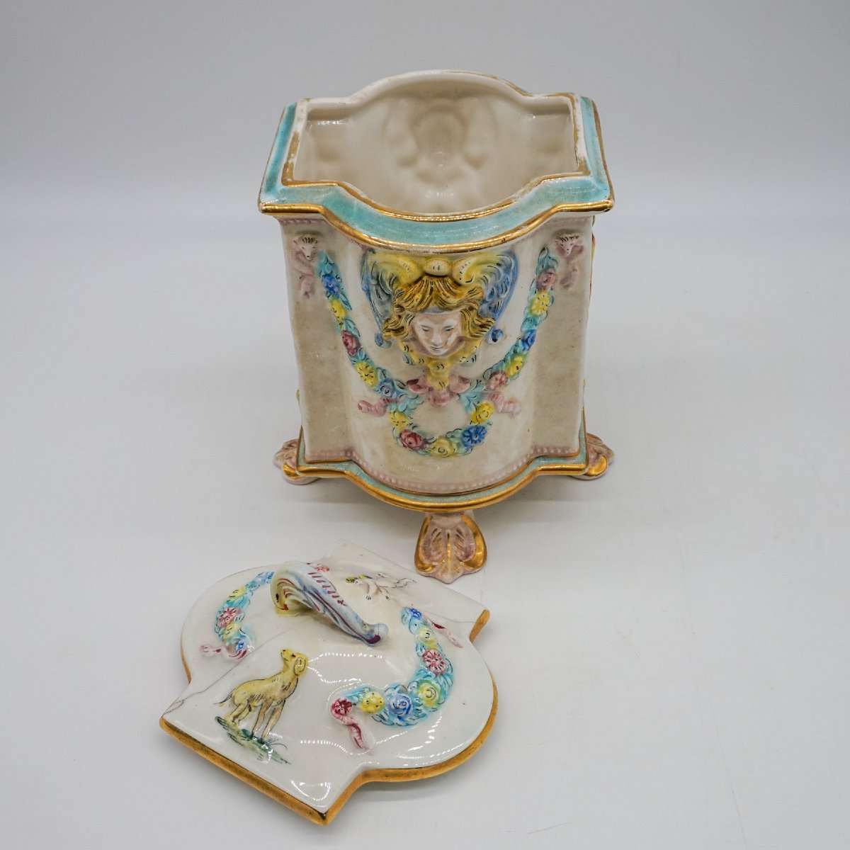 Vaso Capodimonte con coperchio in porcellana decorata a rilievo – Italia, XX secolo-photo-2