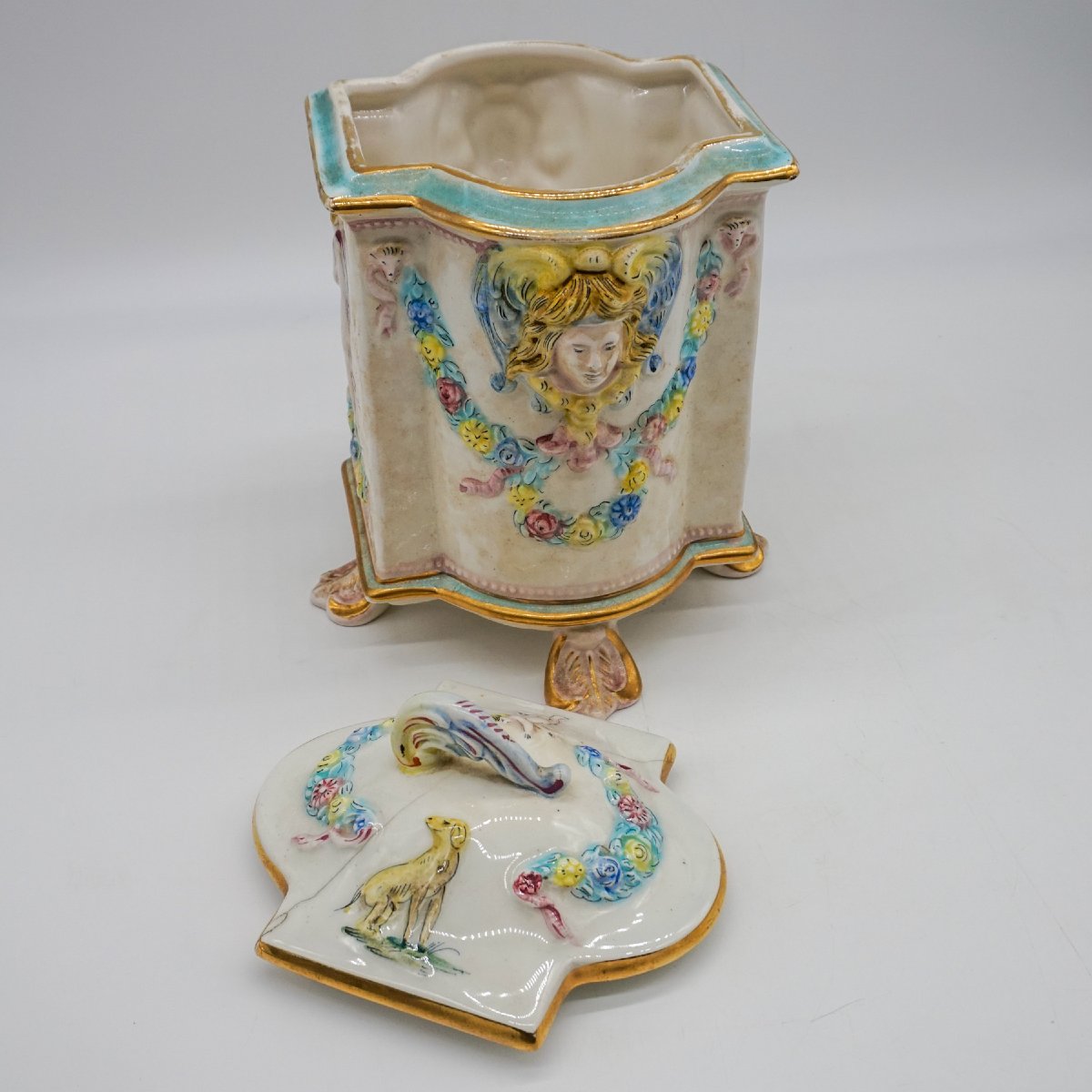Vaso Capodimonte con coperchio in porcellana decorata a rilievo – Italia, XX secolo-photo-3