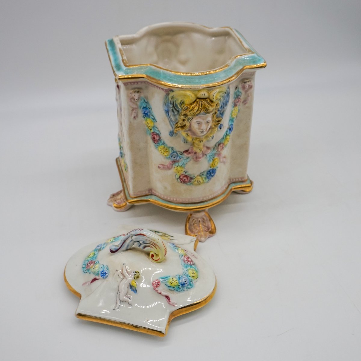 Vaso Capodimonte con coperchio in porcellana decorata a rilievo – Italia, XX secolo-photo-4