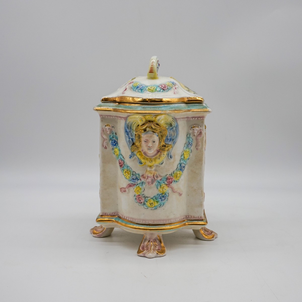 Vaso Capodimonte con coperchio in porcellana decorata a rilievo – Italia, XX secolo
