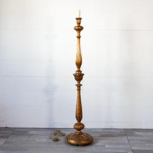 Lampada da Terra Ricavata da Candelabro in Legno Dorato – Italia, Inizio XX Secolo