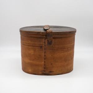 Cappeliera francese ovale in legno piegato con coperchio rivestito in cuoio, XIX secolo