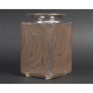 Lalique - Square Vase "myrrhis" 1926