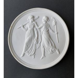 Biscuit / Porcelain Medallion Depicting An Antique Scene - 19th Century
