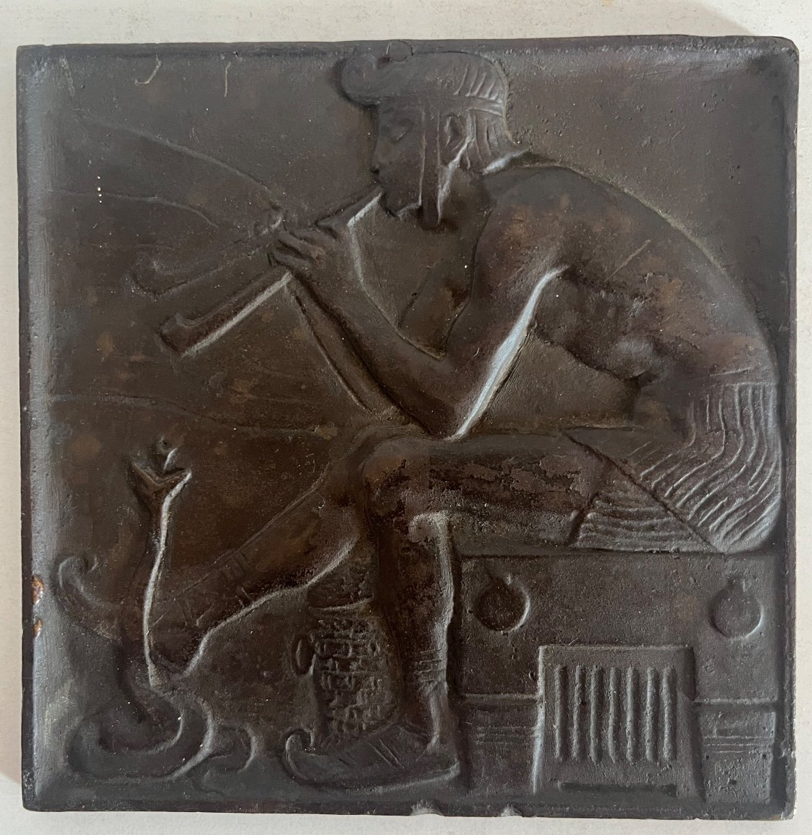 Incantatore di serpente placca bronzo bassorilievo