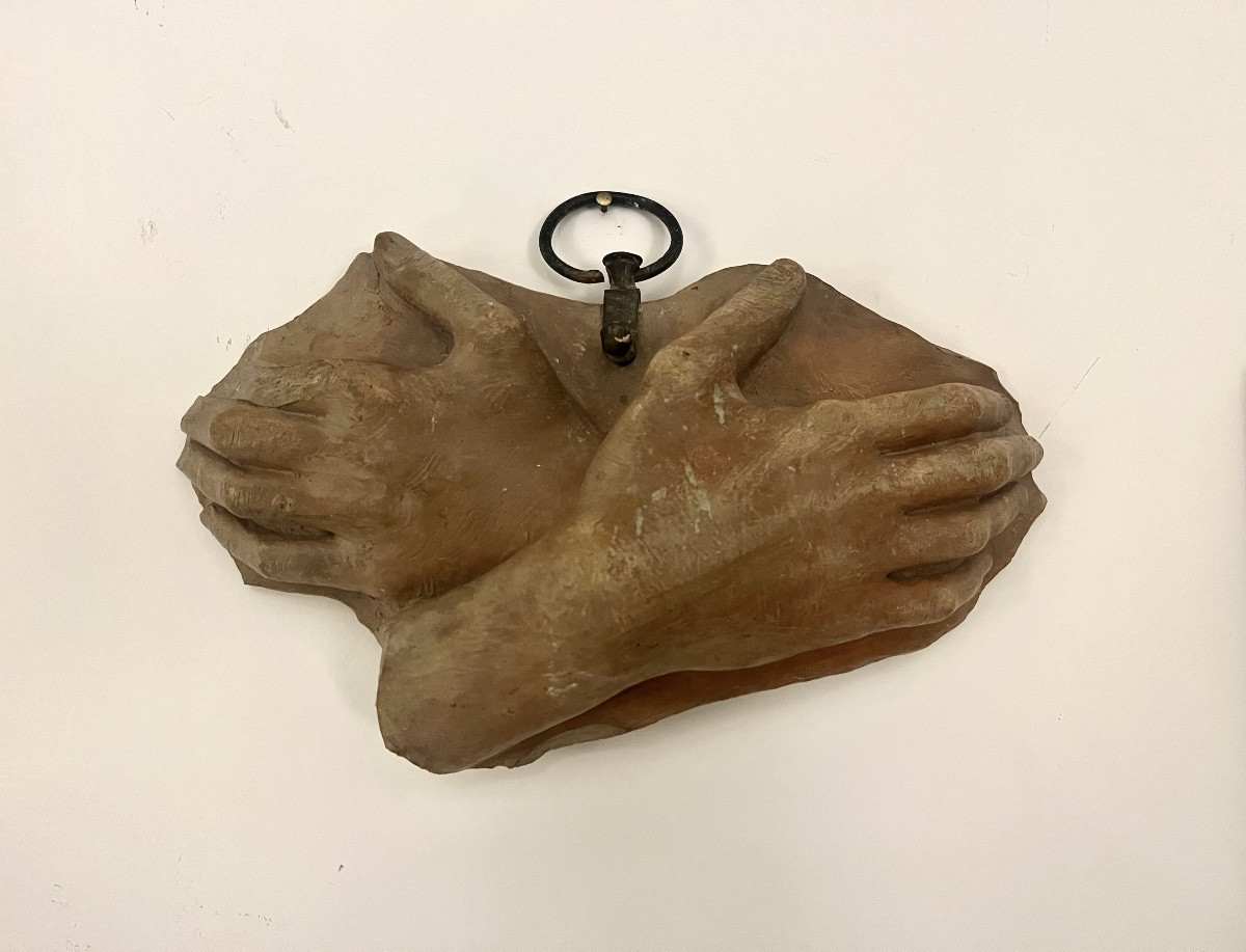 Studio di Mani Incrociate in Terracotta